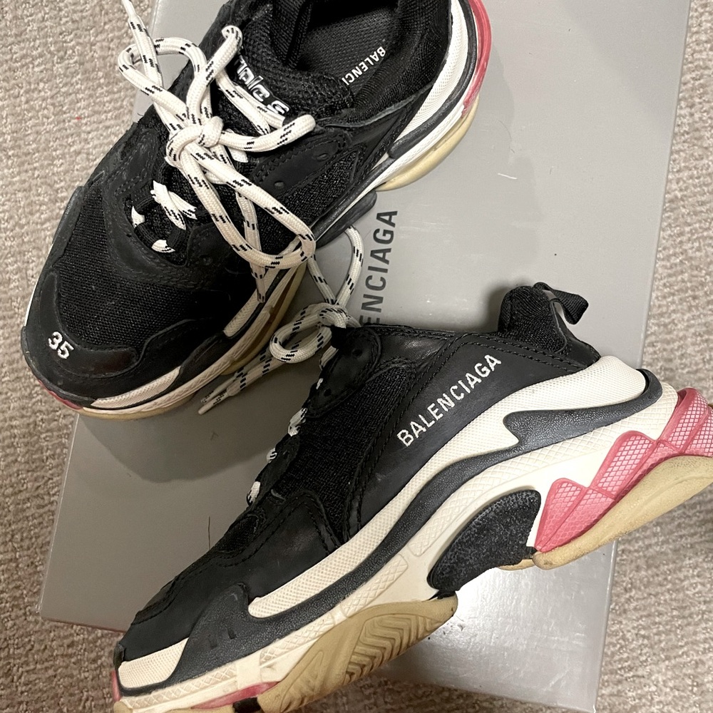Used authentic balenciaga triple s shoe comes with dust bag